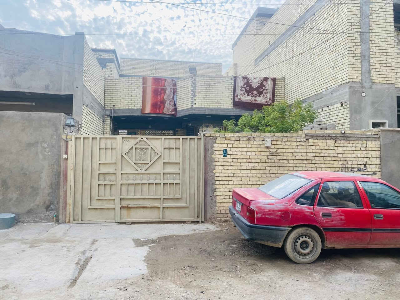 سلام عليكم دار للبيع المساحه 200 متر طابو زراعي سند 25 واجهه 8 نزال 25 يحتوي على كراج وحديقه استقبال 7*4 مطبخ 5*4 صاله 6*5 ويحتوي 4غرف نوم صحيات 3 مع سطحين البيت كامل عدا الواجهه العنوان بغداد الامين الثانيه قرب نادي الكهرباء الرياضي كاع بيت غلام استفسار اتصال او وات ساب او خاص *********** ابو علي
