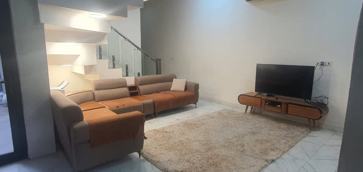 دار للبيع
حي الصحه فرع مارينا مساحه 120 متر 4 غرف نوم طابقين بناء حديث شارع 8 متر تبليط السعر 205 مليون وبي مجال

***********
