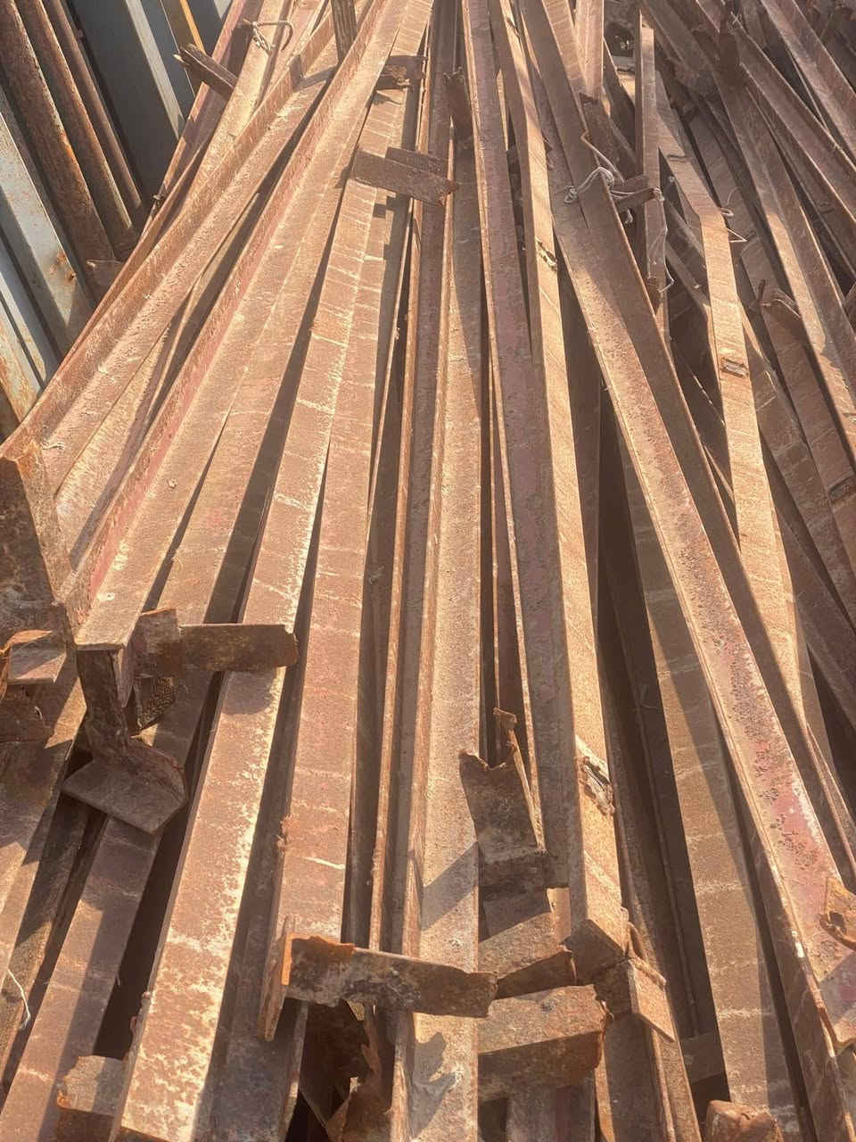 سلام عليكم زوايا للبيع الطول 6م و 4م (6ملم)  ام الانجين العدد 1200م المكان بغداد للاستفسار  ***********
