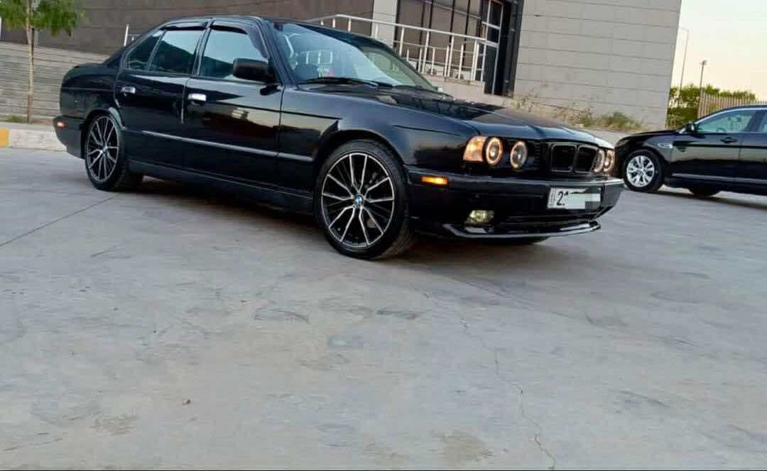 BMW موديل 92 525 
سيارة كاملة
مسجل دمام أستريو 
لايت زنون وكالة 
لدات امامي 
كهربائية كله فول خير من الله. 
داخل جلد بلاد 
حدادية جديده شرط. 
مكينه خير من الله لا تبخير لا تنقيص. 
دهن جديد وكالة دهن كير جديد 
تبريد منضومه جديده ثلج فان كولش قوي 
بس وكف عندي الكمبريسر فقط
ويل بي ام مديل 19 
صدر حداديه إدامة كاملة. 
السياره خير من الله رقمه سليمانية 
دولي باسمي 

تريد تحويل تريد وكاله 
رقم تليفون ***********

واتساب. ***********
