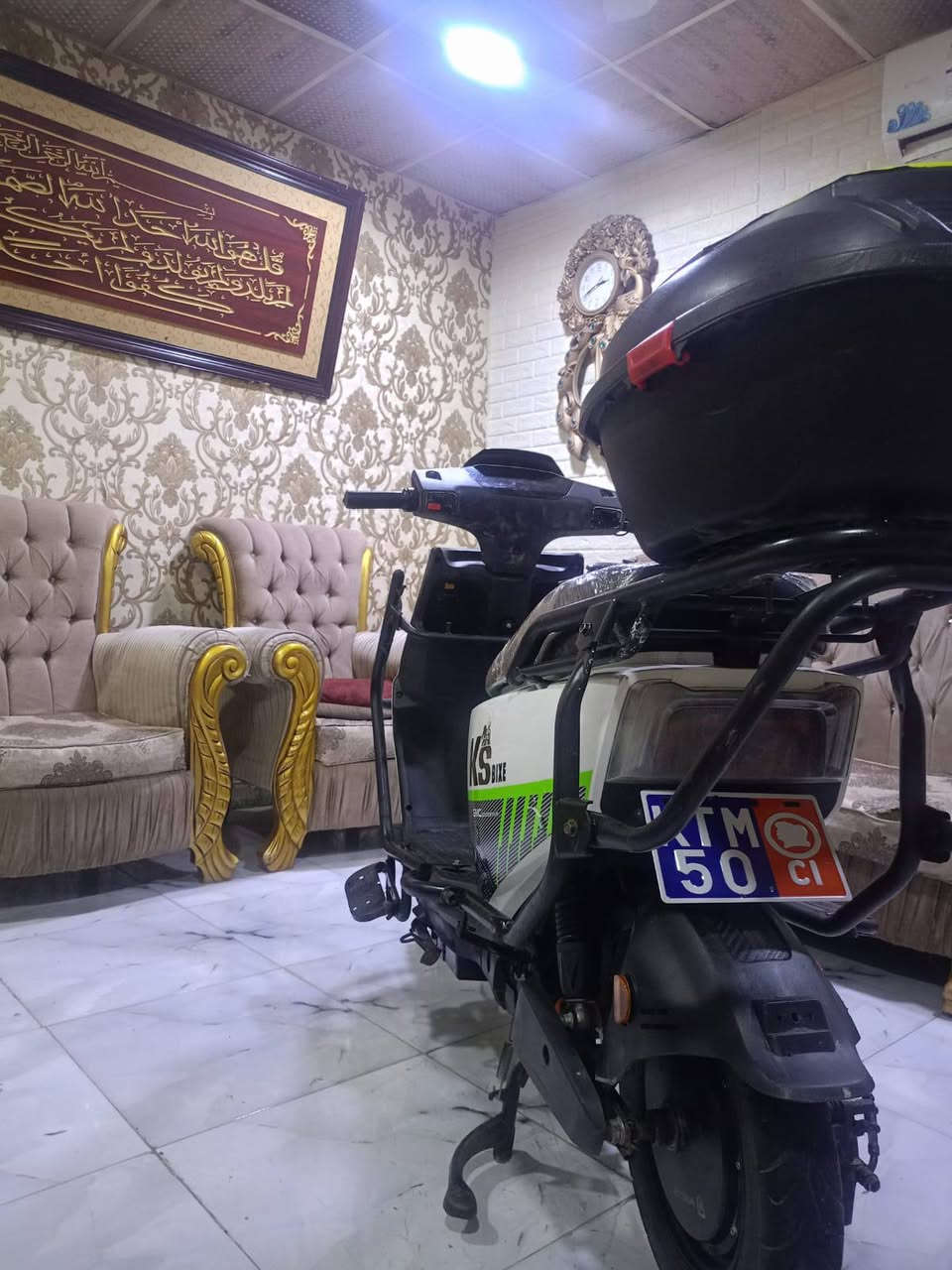 دراجه شحن كاسحه نظيفه وكامله كهربائيات بريكات بطاريات حجم كبير مسطره 35امبير العدد5كلهن قويات ونظيفه لا متفوخات ولا مايعات تستغل بصمه عن بعد وسويجات2 السعر560بصره نواب ظباط مقابل مستشفى العسكري***********
