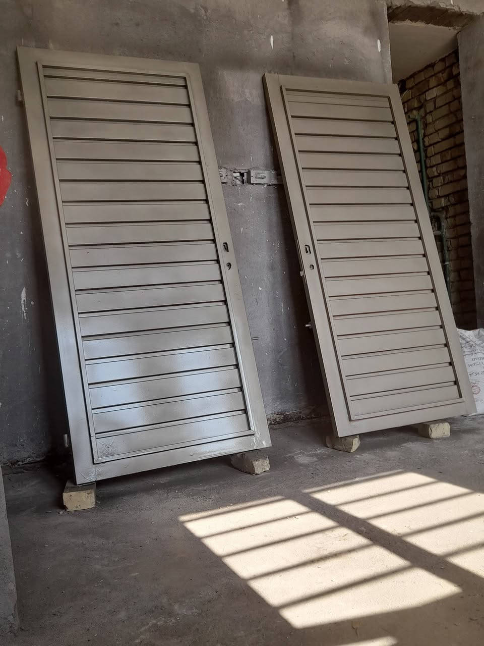 صبغ شبابيك وبيبان شرط درجه اولى صبغ داخلي خارجي  معالجه  الملاح ورطوب والتشققات  بجوده عاليه  يدلل ابن لعم استاذ محمد البسيساوي  كل العليك مراسله الحساب وبل خدمه *********** اتصال أو واتساب
