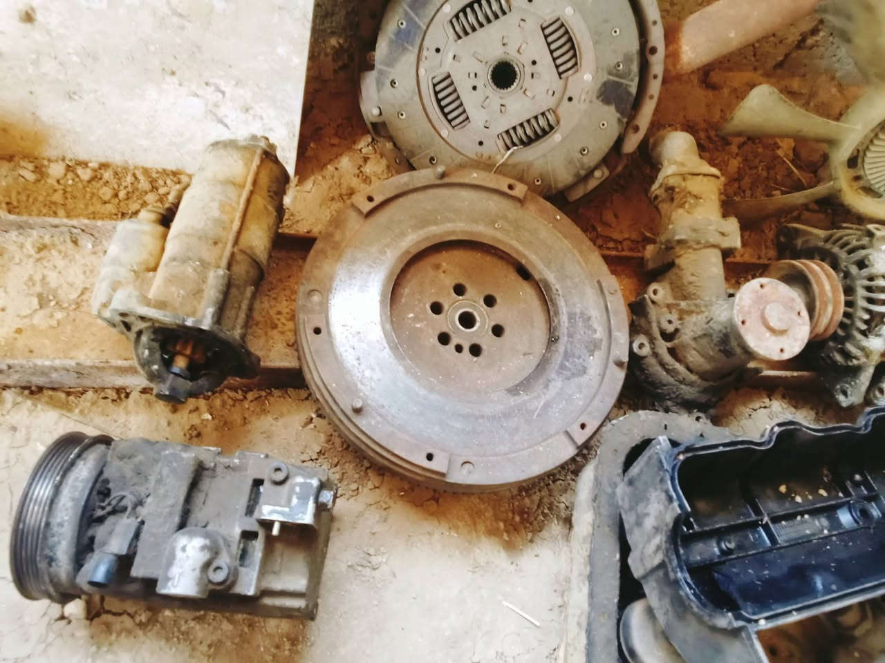 السلام عليكم داينمو و سلف وكلج مروحه ومروحه واتر بم عينه وصينيه وفلاوين كلهن شغالات وكمبريسر بس الوجه عطل للبيع مال مفتوح مكاني ذي قار ***********
