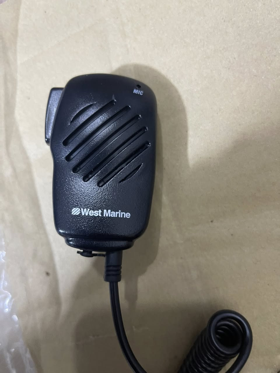 صناعة فيتنام …. موجودة كمية من هذه الي شغلة بيهن تريد مفرد حط سعر تريد جملة هماتين حط سعر واخذهن تفاصيلة👇

هذا الجهاز هو ميكروفون ومكبر صوت محمول (Speaker Mic) من العلامة التجارية West Marine، ويستخدم عادةً مع أجهزة اللاسلكي البحرية. 
الوظيفة: يتيح التواصل الصوتي الواضح عبر ميزة "اضغط للتحدث" (PTT). 
المميزات: تصميم متين ومقاوم للرذاذ، وهو مناسب للبيئات القاسية. 
الاستخدام: مصمم ليتم تثبيته بالقرب من الفم (على بعد 2-5 سم)


**إذا كنت صاحب هذا الإعلان وتريد حذفه لأي سبب، رجاءا أرسل رسالة إلى الدعم الفني**