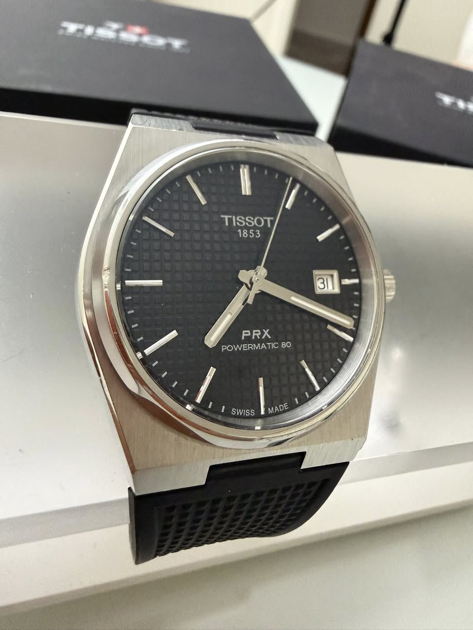ساعة سويسرية أصلية 100% Tissot PRX Powermatic 80 أوتوماتيك احتياطي طاقة 80 ساعة مينا أسود بنقشة Waffle الشهيرة زجاج سافاير أمامي وخلفي سوار مطاطي أصلي من تيسو بحالة شبه جديدة مع كفالة الوكيل حتى نهاية عام 2026 تصميم رياضي أنيق ومريح جداً  السعر المطلوب 300 دينار للتواصل على الخاص أو على الرقم 0785261118


**إذا كنت صاحب هذا الإعلان وتريد حذفه لأي سبب، رجاءا أرسل رسالة إلى الدعم الفني**