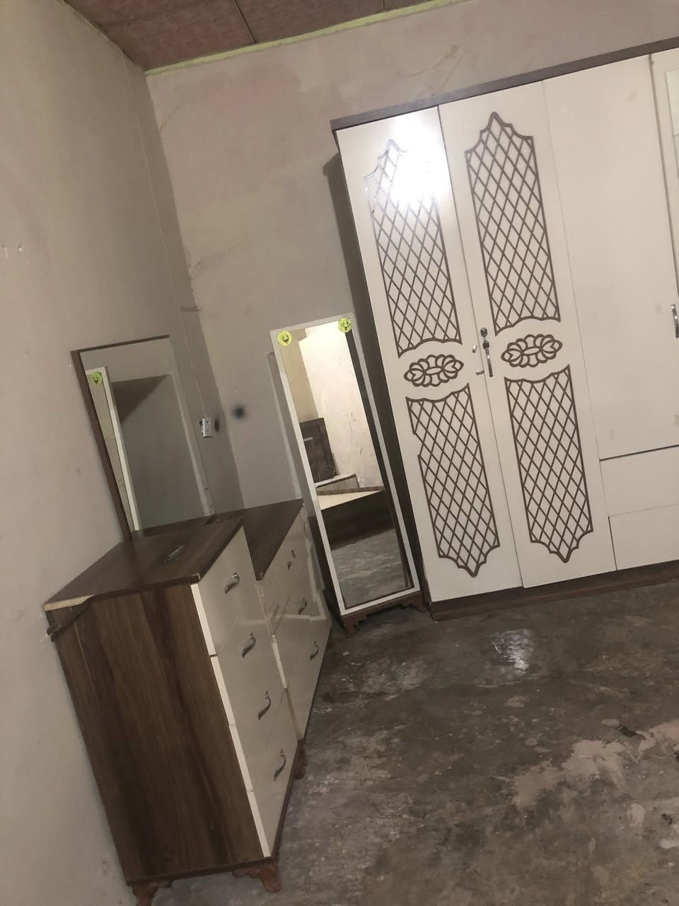 سلام عليكم عندي هاي الغرفه للبيع نضيفه كلش بس بيها جرار مكسور بس لوجه مالته موجوده  بل فيديو ماشر عليه *********** كركوك حي الحجاج  سعرها ٤٠٠وبيها مجال
