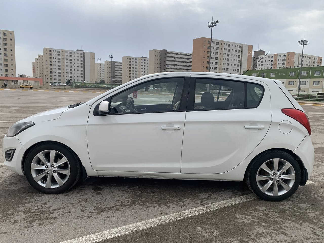 السلام عليكم
هونداي i20 2014 للبيع 
محرك ١.٤ أربعة سلندر
 ماشية ١٢٧ الف كيلو 
حزام صبغ جمالية السيارة خليجي 
صدر أمامي خلفي جيد 
فتحة سلايد رقم بغداد 
تبريد شغال تدفئة تبريد
السيارة كلها شغالة ونظيفة 

السعر ٧٥ 
المكان بغداد بسماية
***********
