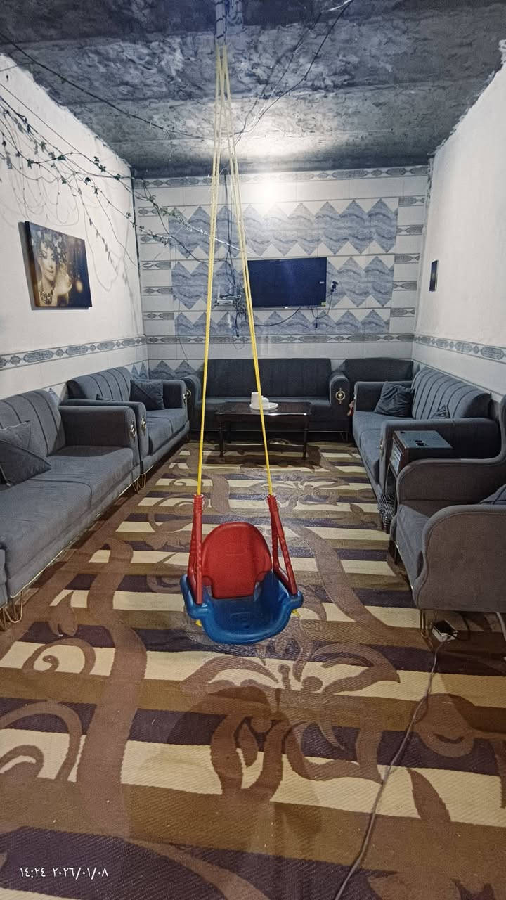 سلام عليكم بيت طابو زراعي مشمول بل تطويب 100 متر مربع الواجهيه 10 امتار  يتكون من غرفه وصاله كبيره وتخاريج ومكشوفه ودراج وطارمه وحديقه قريب ع مشروع الماي 
سعره 14
***********
