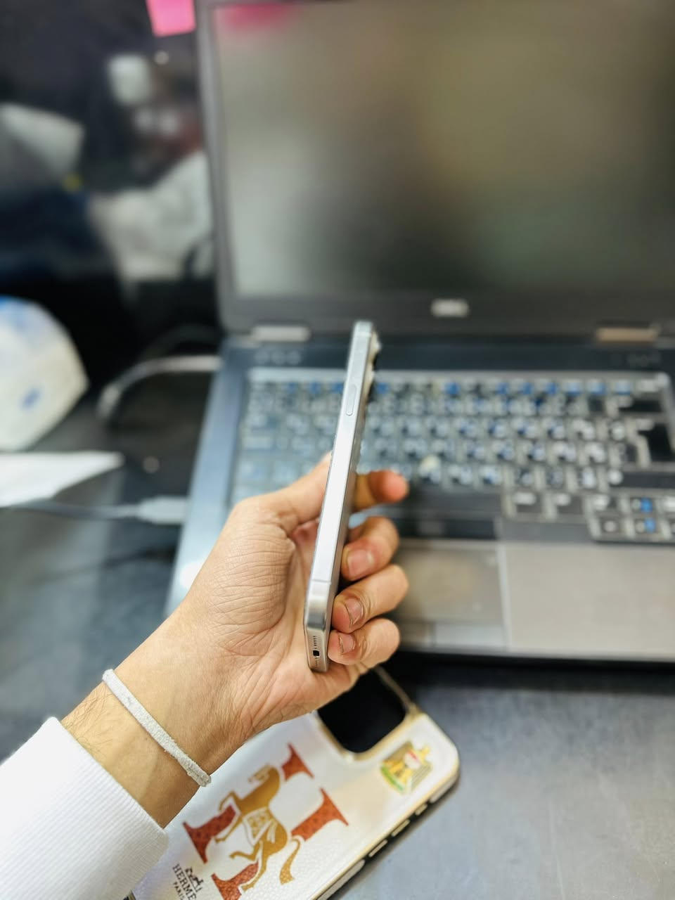 السلام عليكم عيوني جهاز لل البيع 15 برو ماكس لون تيتانيوم رصاصي جهاز نضيف فول 100/95 بي شخط ومأشر علي فقط  كامل مع الملحقات كارتون + شاحنه ماته اصليه دبل سيم كرت البطاريه كدامكم  السعر 1125 وبي مجال واتساب ***********
