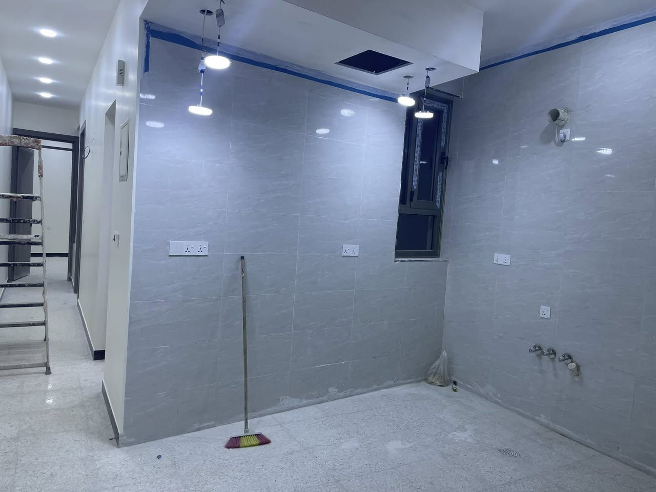 للايجار شقة طابق اول زيرو بناء 2026 طابق اول تتكون من غرفتين وصالة ومطبخ معزول وخدمات مساحة 100 متر في منطقة الاعظمية شارع قاسم ابو الكص
للاستفسار اكثر التواصل ع الخاص او الاتصال ع الرقم *********** واتس اب
** الايجار عوائل فقط**
