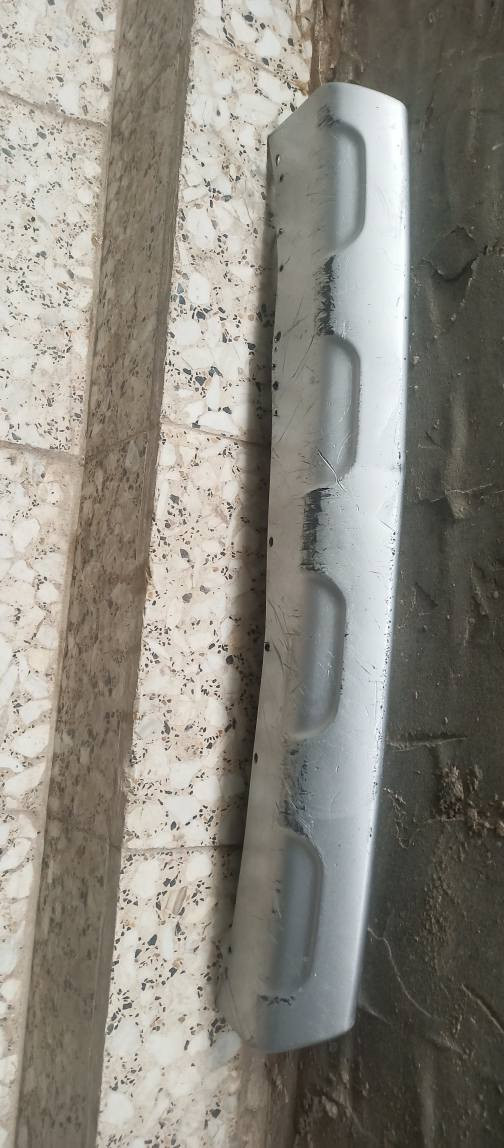 السلام عليكم ورحمه الله
من رخصة الادمن 
يوجد ماسده ايسر جهة السائق 
نظيفه جدا اخو الجديد 

وزوج لايت كشاف نظيفات 

وشبچة دعاميه امامي 

ولحيه دعاميه امامي لون رصاصي 

كله غراض دوج جورني باسعار مناسبه 

للتواصل والاستفسار 
***********
