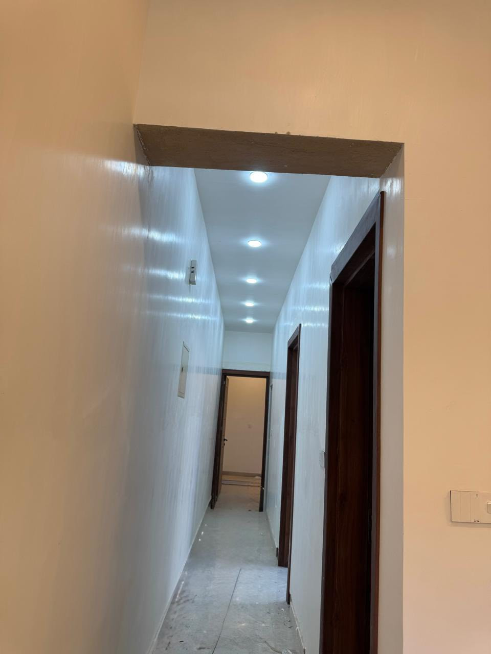 متوفر شقه واحد طابق ثالث الاول ول ثاني اتئجر للا بناء حديث ارضيه بورسلين شبابيك المنيوم ابواب تركي  مساحه الشقه 100 متر. تحتوي كل شقه على غرفتين نوم واستقبال ومطبخ وحمام تواليت مشترك البناء حديث غير مشغول سابقا كل شقه لها خط كهرباء وماء وسخان مستقل  العنوان الغزاليه شارع مدير الأمن رقم الهاتف ***********
