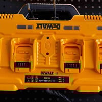 متوفر الان.  شاحنة رباعية من ديولت. شحن سريع   07702421090