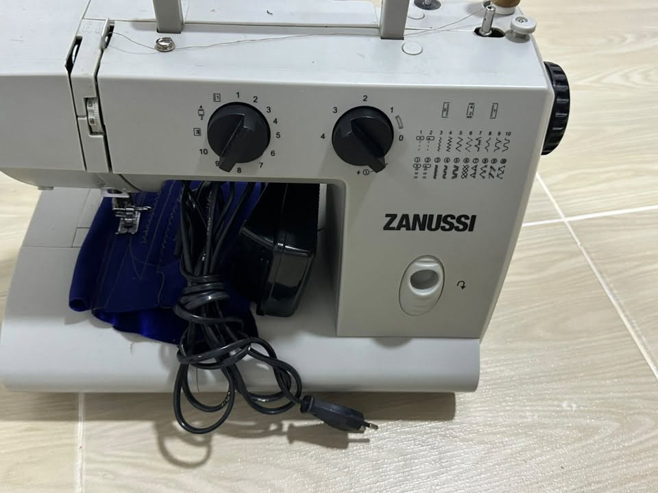 🧵 ماكينة خياطة ZANUSSI 🧵
إذا كنت تبحث عن ماكينة خياطة قوية وسهلة الاستخدام، فهذا الموديل يُعد خيارًا ممتازًا.

✨ المميزات:

* ✅ تحتوي على 10 أنواع من الغرز
* ✅ تدعم الغرزة المستقيمة وغرزة الزكزاك
* ✅ زر للخياطة العكسية (Reverse)
* ✅ دواسة تشغيل كهربائية مرفقة
* 💚 استُخدمت استخدامًا خفيفًا جدًا، وما زال الكرتون الأصلي موجودًا
* ✅ تشغيل هادئ وسلس
* ✅ مناسبة لخياطة الملابس، والستائر، وإصلاح الملابس، والأعمال المنزلية.
٦٥ الف قفل قفل 
مع توصیلل


**إذا كنت صاحب هذا الإعلان وتريد حذفه لأي سبب، رجاءا أرسل رسالة إلى الدعم الفني**