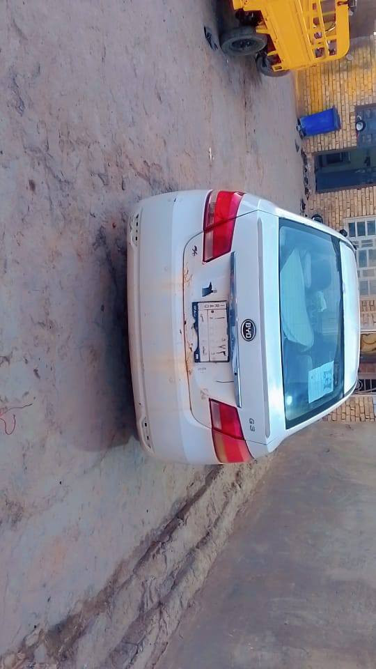 سلام عليكم سياره بي واي دي محرك كورلا ٢٠١٥ 
سياره باسمي سنويه جديده  ٢٠٢٨ وبيه ظربات بيه بيبان ثنين تبريد شغال كمبريسر جديد 
رقم الموبايل ***********
وتساب موجود
رايده ب 40 وبيه مجال البصرة, العراق
