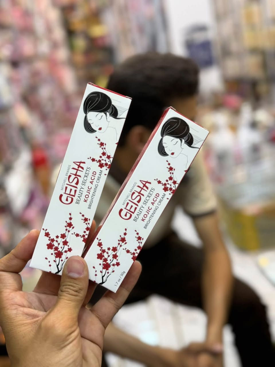 GEISHA BEAUTY SECRETS KOJIC ACID BRIGHTENING CREAM
كريم غيشا العالمي 
سر من اسرار الجمال ب حمض الكوجيك

فوائد المنتج:

اقوة كريم تفتيح البشرة: يحتوي على حمض الكوجيك المعروف بقدرته على تقليل التصبغات والبقع الداكنة.

توحيد لون البشرة: يساعد في تحسين مظهر البشرة غير المتجانسة.

مكافحة الكلف والنمش: يقلل من ظهور الكلف والنمش الناتج عن الشمس أو التغيرات الهرمونية.

تفتيح آثار حب الشباب: يساهم في تفتيح البقع الناتجة عن الحبوب.

ترطيب خفيف: يحتوي عادةً على مكونات مرطبة بجانب حمض الكوجيك لتحسين نعومة البشرة.

البشرة المستهدفة:

مناسب لجميع أنواع البشرة، خصوصاً:

البشرة التي تعاني من التصبغات أو الكلف.

البشرة الباهتة وتحتاج إلى تفتيح وإشراق.

البشرة التي تعاني من آثار حب الشباب.
ملاحظة: أصحاب البشرة الحساسة يُفضَّل أن يجربوه أولاً على جزء صغير من الجلد، لأن حمض الكوجيك قد يسبب تهيج
المنتج اصلي ١٠٠


**إذا كنت صاحب هذا الإعلان وتريد حذفه لأي سبب، رجاءا أرسل رسالة إلى الدعم الفني**