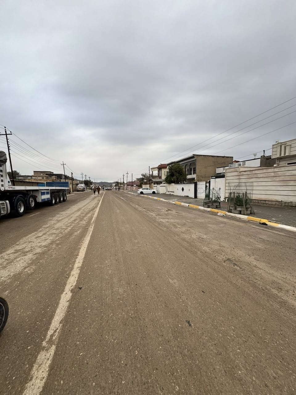 بيت 390 متر مربع طابو للبيع 
الموقع حي الطين قرب سايدين طريق تكريت 
غرفتين نوم و مطبخ استقبال و هول جبير 
للاستفسار الاتصال على : ‬ ‭‬
***********
‭0771 627 7369‬
***********
نستقبل عروضكم العقارية في كافة مناطق طوزخرماتو 
للاستفسار التواصل على واتساب حسابنا التجاري 👇

https://wa.me/message/GUMXPPPVKCP7I1
