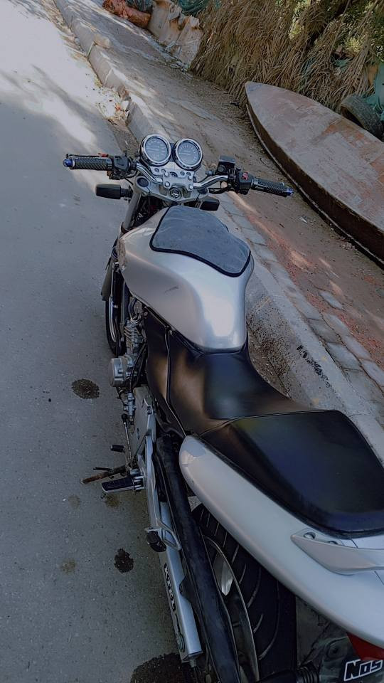 دراجه للبيع سي بي نوع هورنت مكينه ربع 16ولف دراجه خير من الله مكينه مكفولة وراق واذا اكو مراوس من جيل ثاني تعليمي عادي اراوس كله شغال كل بلادي سعر مليون و650 وبيها مجال مكان العماره شراي يتصل على الرقم وانا خادم *********** علي الغربي, ميسان
