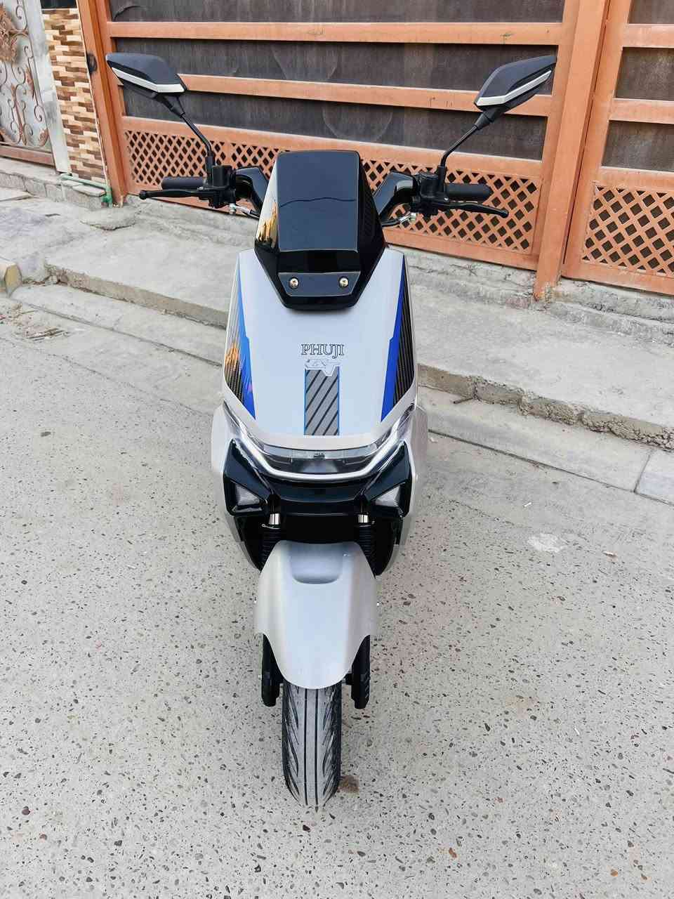 سلام عليكم ورحمه الله وبركاته
دراجه شحن نوع الملكه شركه فوجي 
موديل 2026  ماشيه 443 زيرو 
ملف 2000  بطاريات 6 كبار مسطره 
السرعه الحقيقيه 90 عدد التحويلات3
السعر 925 وبيه مجال بسيط جدا 
مكاني بغداد ***********
