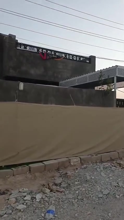 سلام عليكم بيت لبيع مساحه ٣٥٠ متر بيت كامل نقص بس ارضيه حي طارق نهايت سيطره القديم حي الامير رقم الهاتف ***********
