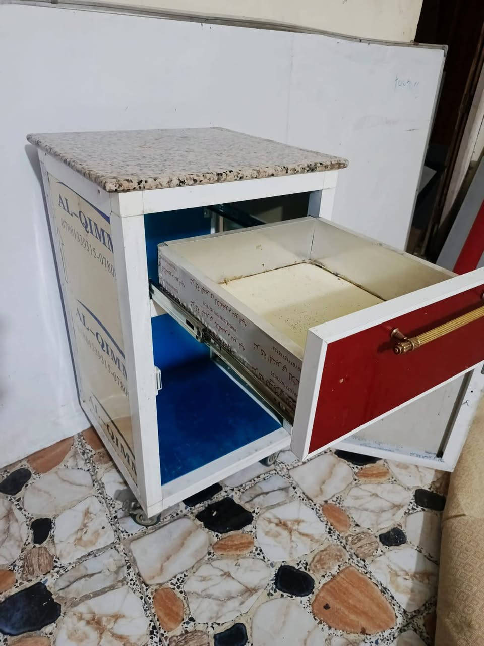 ميز الالمنيوم كلش كلش نضيف وتزكام يصلح دخل محل ويصلح للطباخ المنضدي سطحه كرانيت سعره مناسب الشراي يتفضل خاص ***********
