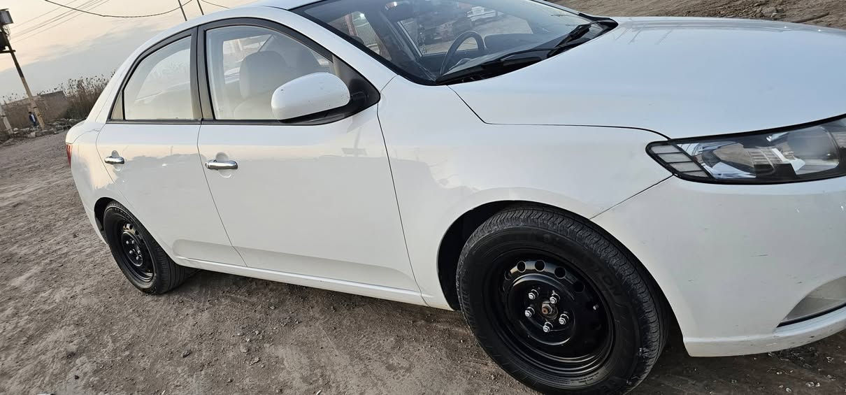 سيراتو ٢٠١٣ خليجي
السونار مرفق مع الصور 
بدون فتح بدون اي اضرار عندي صور قبل الصبغ
كير محرك كفاله
تخم تاير جديد 
رقم بغداد سنويه جديده 
بأسمنا 
السعر 98
واسط الزبيديه/الشحيميه 
***********
