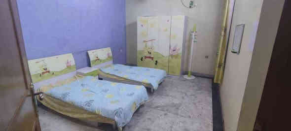 تتكون من سريرين كبيرين منفصلة+كنتور كبير 4ابواب ومكتب وميزوسريرين منفصله تكفي لكافة الاعمار مكان البيت السيديه *********** بغداد
