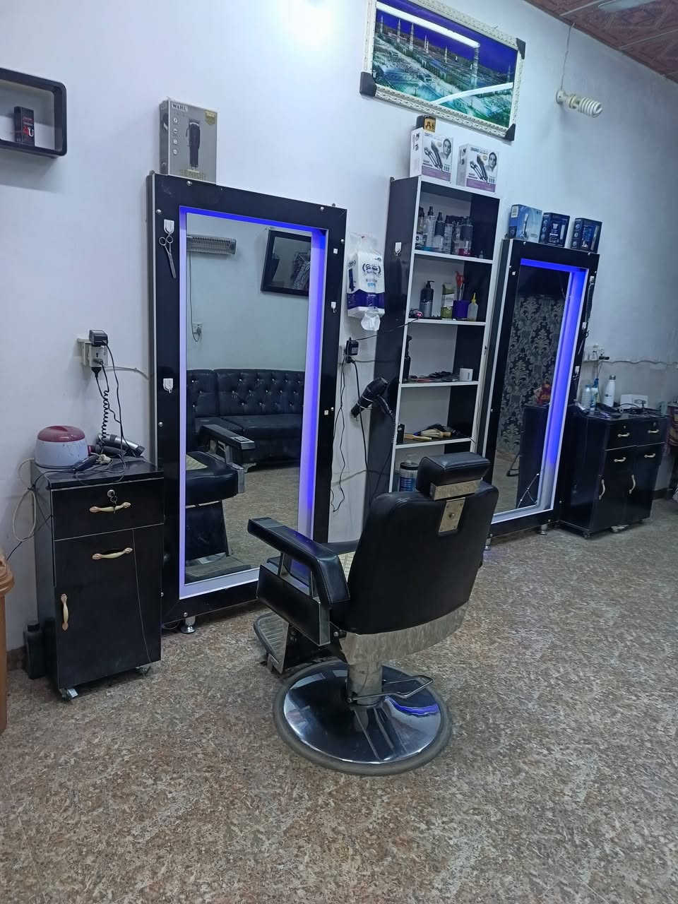 السلام عليكم.. بسعر مناسب
صالون  كامل مع ادوات الحلاقه كافه مكانهن صلاح الدين الغراض كلهن انظاف الشراي يتصل ويدلل ***********
