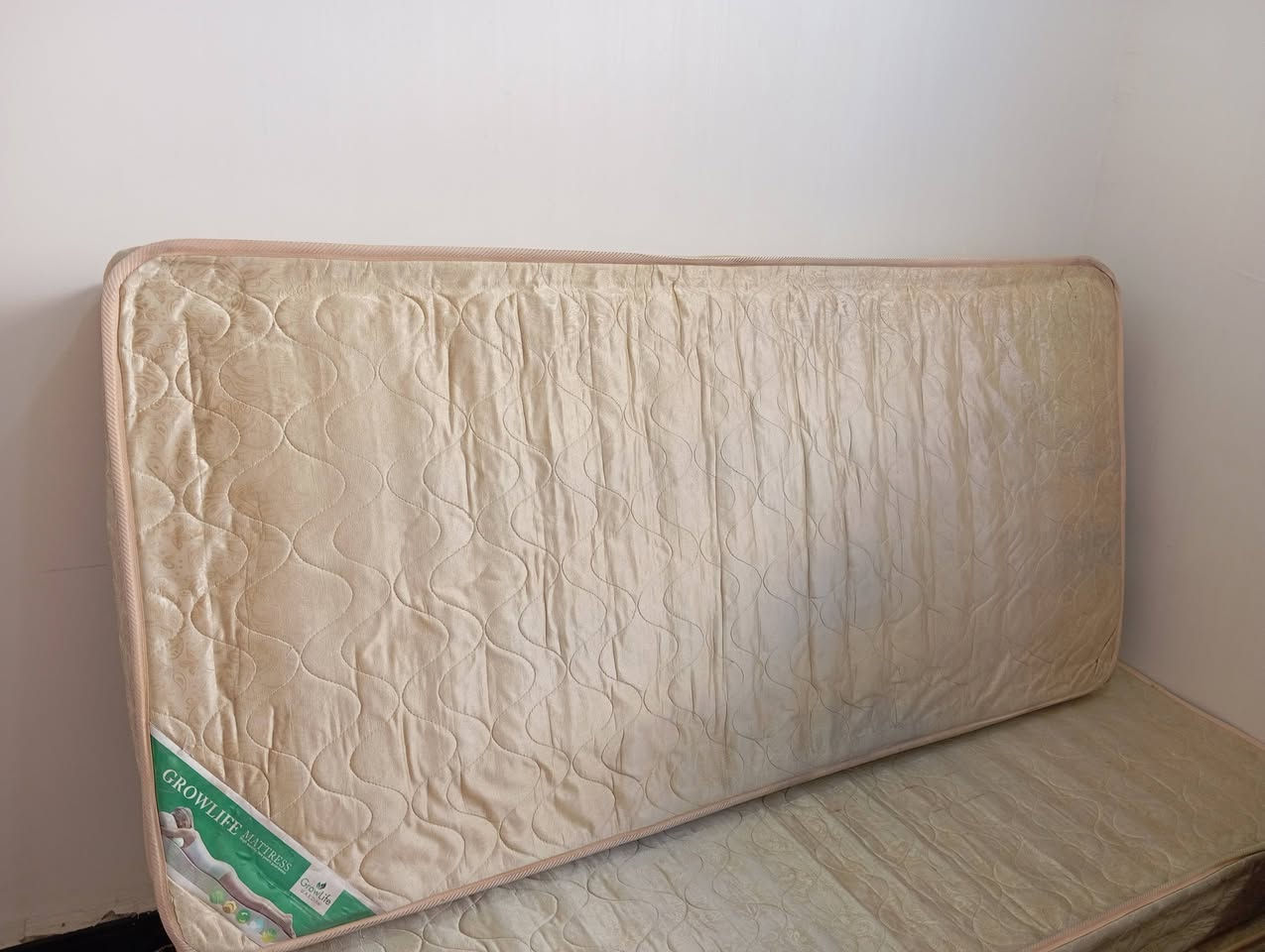 دوشك ابو النفر سبرنك عدد ٣
دوشك سرير كبير عدد ١ 
السعر كلهم ب١٠٠ الف 
العنوان بابل ابي غرق قرب السيطرة 
الاتصال على الرقم ***********
