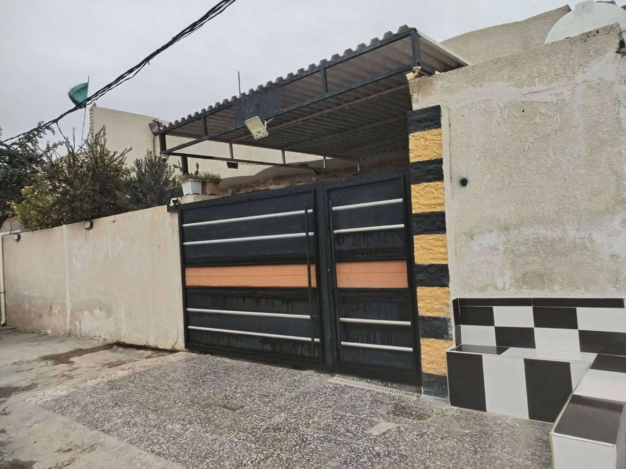 سلام عليكم بيت للبيـع مقابيل السياسين البيت مساحة 300 البيت طابوكك التواصل والستفسار 
***********

