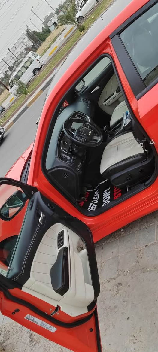 جارجر موديل ٢٣ هيمي ٥٧٠٠ ارتي السياره جديده لوك دخول جديد 
وارد امريكي منفيس السياره بسمي مكانه بغداد ماشيه ١٤ الف كيلو متر وليس ميل *********** بيه وات ساب  معروظه ٢٢٠ ورقه وبيه مجال لشراي
