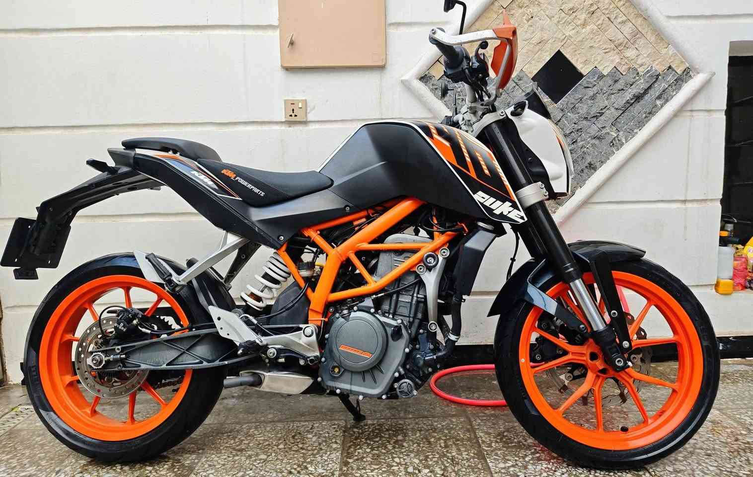 دراجه KTM Duke 390 سبورت فول مواصفات وارد يابان نازله قبل اسبوعين من بيت طارش اخت الكارتون ورقه المزاد محرك الدراجه 400 CC تبريد راديتر كير 6 نمر السرعه 200 كيلومتر نظام ABS امامي خلفي اطارات بالكارتون كفاله عامه العنوان بغداد حي القاهرة أي استفسار هاذا رقمي ***********🌺🌺
الدراجه اخذتها 25 ورقه 
ابيع 22 ورقه والشراي يدلل
