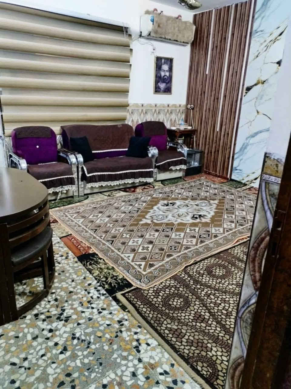 السلام عليكم بيت 50 متر للبيع شارع الغربي مقابيل قطاع السابع قرب اسواق 24 ساعه يحتوي البيت من استقبال كبير ومطبخ ومطبخ حار والطابق الثاني يحتوي من غرفه كبيره وحولي وحمام والطابق الثالث بيتونه وسطح شتايگر للاستفسار الاتصال على الرقم ***********
