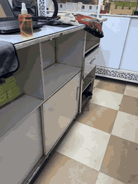 للبيع ميز محل مكون من قطعتين مع عارضه  مكونه من قطعتين موصل الدواسه ***********
