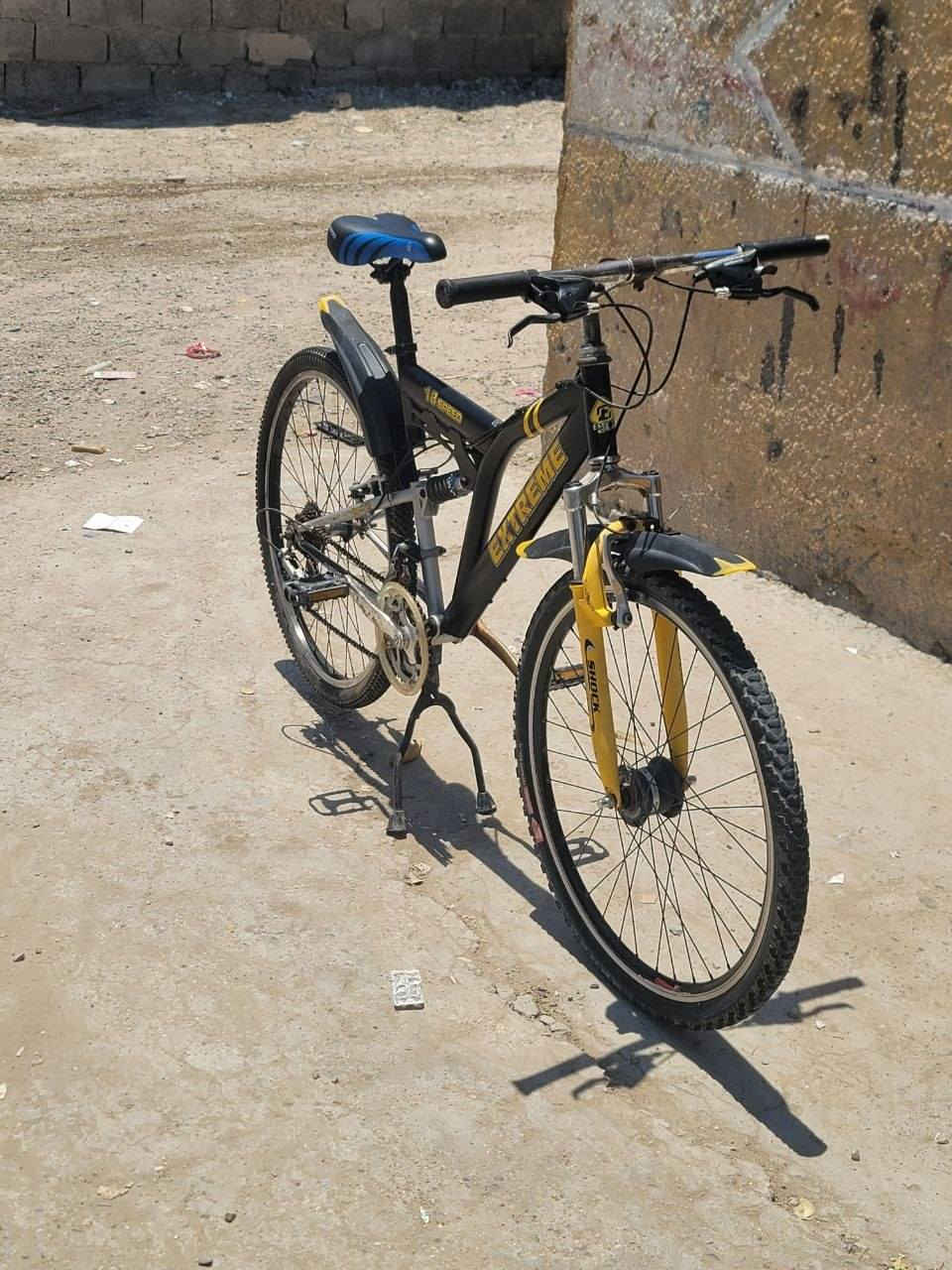 السلام عليكم بايسكل قطعه لوك باله شرط مال حاويه حجم 26 ثنين دبلات يمتص الطسه لون مميز حلو بي بريكات شغاله الامامي تخفيف والخلفي بل مكان يرهم للصغير وللجبير يتحمل اوزان عاليه ونضافته شوفت عينك فول الفول السعر 90وبي مجال بسيط المكان بغداد الشعب رقم ***********
