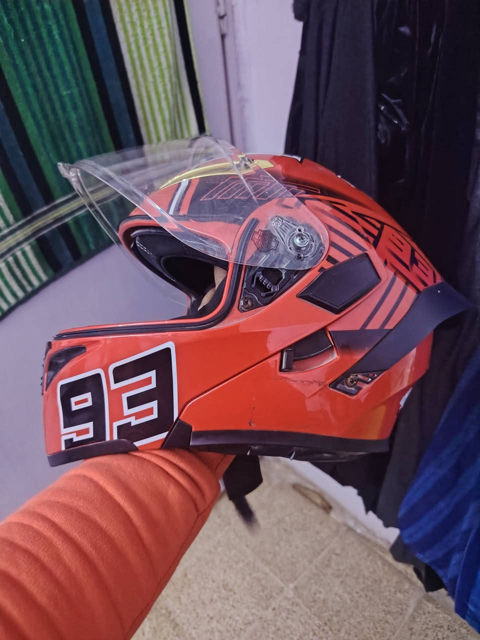 شباب خوذه قياس L سعرها 35 وبيها مجال***********
