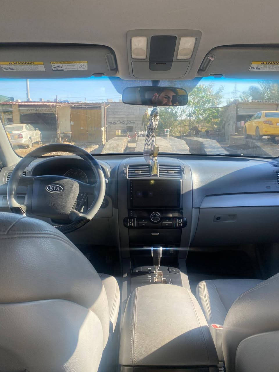 السلام عليكم كيا بوريجو مهافي2009 وراد امريكي موصفات الامريكي معروفه السياره نص فول كشنات جلد تحكمات مثبت سرعه 
قطعتين تبريد 
السياره جاهزه للأخير صدر امامي خلفي جديد وذاين مكينه جداد اي نقص مابيها
سنويه لل2027 
ضررها بارد ب البنيد فقط 
السياره رقم مميز تلث ارقام 
السعر 125وبيها مجال
مكان السياره ديالى بعقوبه 
للاستفسار على الرقم ***********
