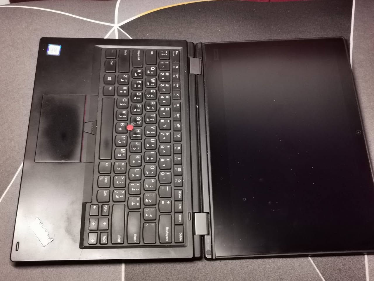 ​💻 للبيع: لابتوب Lenovo ThinkPad L380 Yoga (متحول 2 في 1) بحالة ممتازة
جهاز عملي وقوي جداً يجمع بين أداء اللابتوب وسلاسة التابلت، مناسب جداً للطلاب، المهندسين، والمبرمجين بفضل شاشته التي تدعم اللمس والقلم الذكي المرفق.
​🔍 المواصفات التقنية (Specs):
​المعالج (Processor): Intel® Core™ i5-8250U (الجيل الثامن) بسرعة تصل إلى 1.80 GHz.
​الذاكرة العشوائية (RAM): 8 GB DDR4.
​الهارد (Storage): سريعة جداً من نوع SSD بحجم 238 GB (Toshiba M.2 NVMe) لضمان إقلاع النظام والبرامج في ثوانٍ معدودة.
​كرت الشاشة (Graphics): Intel® UHD Graphics 620.
​الشاشة (Display): شاشة باللمس (Touch Screen) تدعم حتى 10 نقاط لمس مستمرة، بدقة ممتازة.
​المميزات الإضافية:
​تصميم متحول (Yoga) يمكن قلبه بزاوية 360 درجة لاستخدامه كجهاز لوحي (Tablet).
​يحتوي على القلم الذكي الأصلي المرفق (Stylus Pen) مدمج داخل جسم اللابتوب للكتابة والرسم الرقمي.
​كيبورد مريح جداً يدعم اللغتين العربية والإنجليزية مع النقطة الحمراء الشهيرة (TrackPoint) لسلسلة ThinkPad.
​🔹 حالة الجهاز:
​مستعمل بحالة جيدة جداً ونظيف تماماً.
​جميع الأجزاء واللمس والقلم يعملون بكفاءة 100%.
​💰 السعر:
​السعر المطلوب: 300 الف


**إذا كنت صاحب هذا الإعلان وتريد حذفه لأي سبب، رجاءا أرسل رسالة إلى الدعم الفني**
