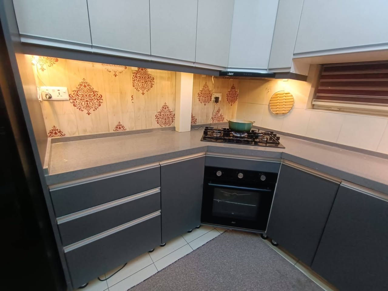 مطبخ كامل المواصفات "بكامل ملحقاته" للبيع لدواعي التغيير
لمحبي الأناقة والترتيب، كاونتر مطبخ (مستعمل بنظافة ممتازة) بتصميم عصري وألوان راقية جداً، المطبخ مو بس خشب، يجي وياه "بكج" كامل يريحك من التجهيز:

​الملحقات المتضمنة:
​طباخ بلت-إن (Built-in) بتصميم أنيق.
​فرن غاز/كهرباء متناسق مع الديكور.
​ساحبة هواء حديثة.
​غسالة صحون ماركة معروفة بحالة ممتازة.

​المميزات:
​تصميم يوفر مساحات تخزين ذكية (مثل ما موضح بالصور).
​إضاءة LED خفية تعطي جمالية للمكان.
​مرمر (كاونتر توب) متين ولون فخم.

​السعر: (قابل للتفاوض)
المكان: [بسماية]
للتواصل والاستفسار: [*********** ]
