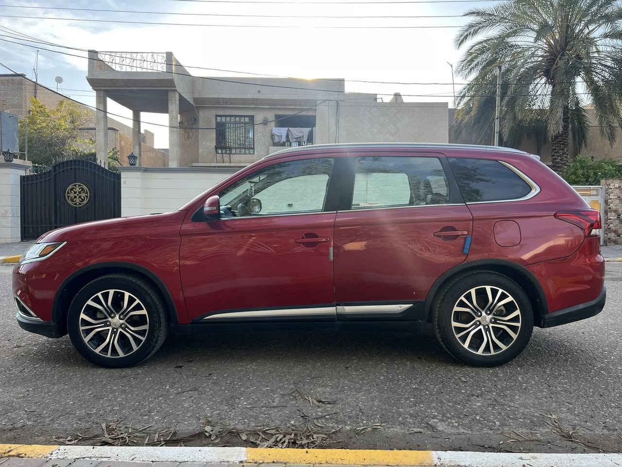 السلام عليكم 
للبيع ميسوبوشي اوتلاندر موديل 2018 بيه صبغ باب الخلفي +جاملغ خلفي بدون دواخل محرك 2000 دوش المرغوب + كير لاتنقص ولاتبخير شرط 
المواصفات 
7 راكب + بصمه تشغل + كراسي كهرباء + تحكم استيرن + فتحه سقف + جنطه كهرباء + شاشه وكامره +رادار جانبي + تخم تاير ويل 18 كروم  + صدر امامي وخلفي +تبريد + تدفئه + تبريد كشنات شرط السياره 48 الف ماشيه السياره حلوه وجاهزه من كل شي  صور الضرر مرفق مع المنشور 
السياره رقم صلاح الدين مشروع وطني يعني شرط التحويل 
السعر 148 وبيه مجال للشراي 
الاستفسار ***********
