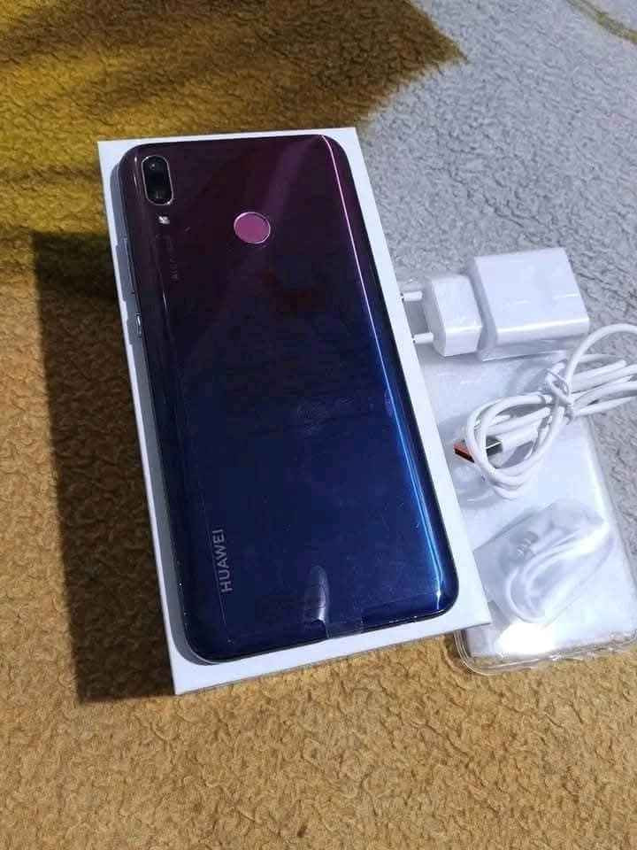 جهاز Huawei Y9 2019:
قوة الأداء وشاشة بلا حدود! 📱
احصل الآن على Huawei Y9 2019 
 الجهاز الذي يجمع بين التصميم العصري والأداء القوي.
أهم المواصفات:
الشاشة: 6.5 بوصة بدقة FHD+ لتجربة مشاهدة سينمائية.
المعالج: Kirin 710 ثماني النواة، مثالي للألعاب والتصفح السريع.
الكاميرات: 4 كاميرات مدعومة بالذكاء الاصطناعي (خلفية مزدوجة وأمامية مزدوجة) لعزل احترافي وصور سيلفي رائعة.
البطارية: 4000 مللي أمبير تدوم طويلاً معك طوال اليوم لان بطاريه من هواوي.
يدعم تشغيل الألعاب بكفاءة عالية.
سعر اقتصادي ومناسب جداً مقابل القيمة.
السعر 95 الف 
العنوان 
بغداد زيونه الربيعي خلف كراج مقابل مول دريم ستي 
جمله ومفرد 
توصيل كافه محافظات 
*********** بغداد, العراق
