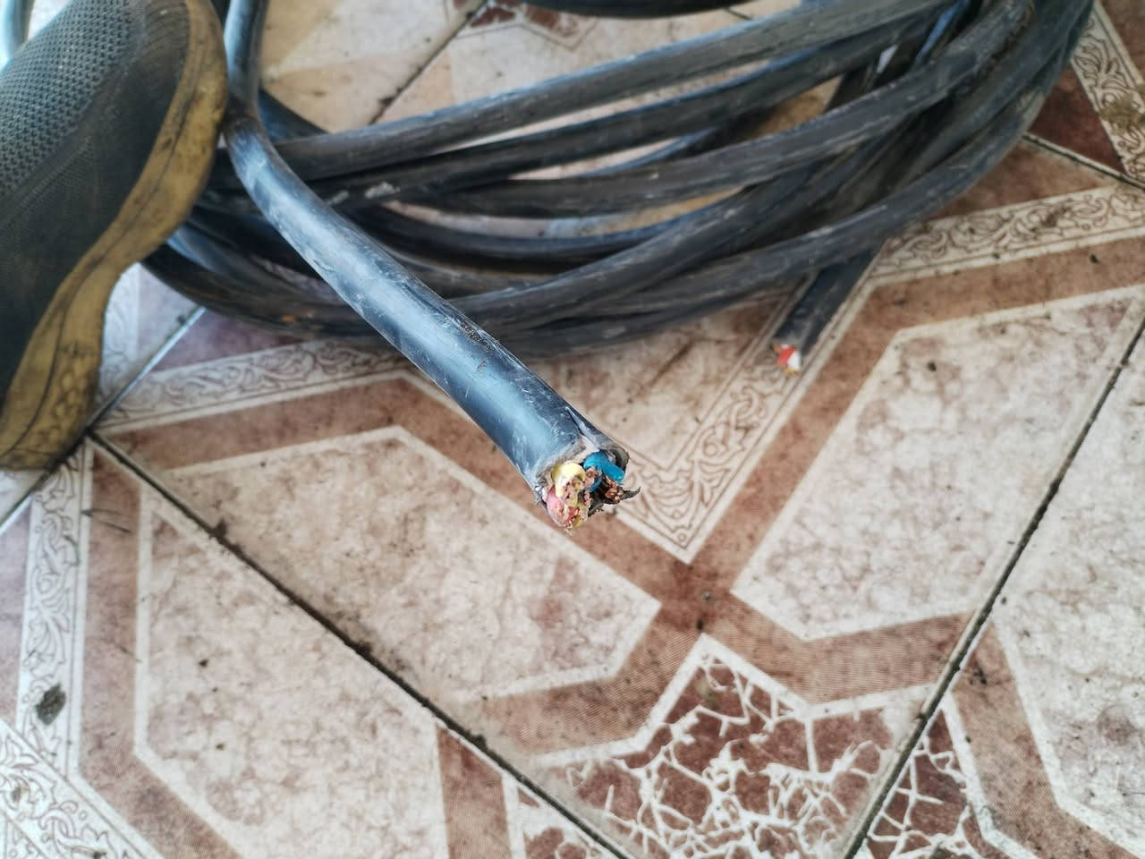 سلام عليكم كيبل تريفيز اربع خطوط ابو 10 طول 20متر او اكثر نظافه ٨٥بلميه سعر 125رقم تليفون ***********
