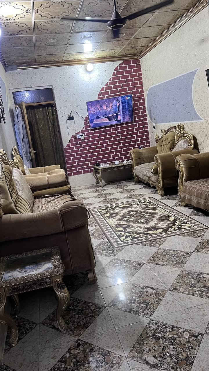 السلام عليكم بيت للبيع في بعقوبة الرحمة شارع الصحفية بضهر جامع صهيب الرومي مساحة ١٢٠ طابو  البيت متكون من ستقبال غرفة نوم وصالة ومطبخ  صحيات الطابق الاول والثاني كذالك بس بناء بعدة مكامل بس نفس بناء الجوة البيت سيراميك كامل بس الحوش لا السعر ٩٠ وبي مجال للاتصال الرقم ***********
