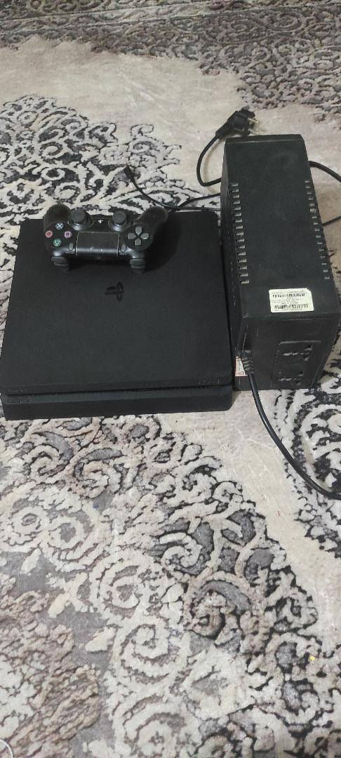 السلام عليكم
بلي 4 اونلاين لوك ستيكر نظام 13.2 
ويا جوستك 1
العاب داخل الجهاز وارزون. فور كايز.بيس.لعبه حرب وبعد بي ويا اليوبي أس 
الجهاز نظيف كلش هوا واليوبي اس سعره 220 
بس مجال للشراي رقم متواجد ‏‪0785 739 5522‬‏
