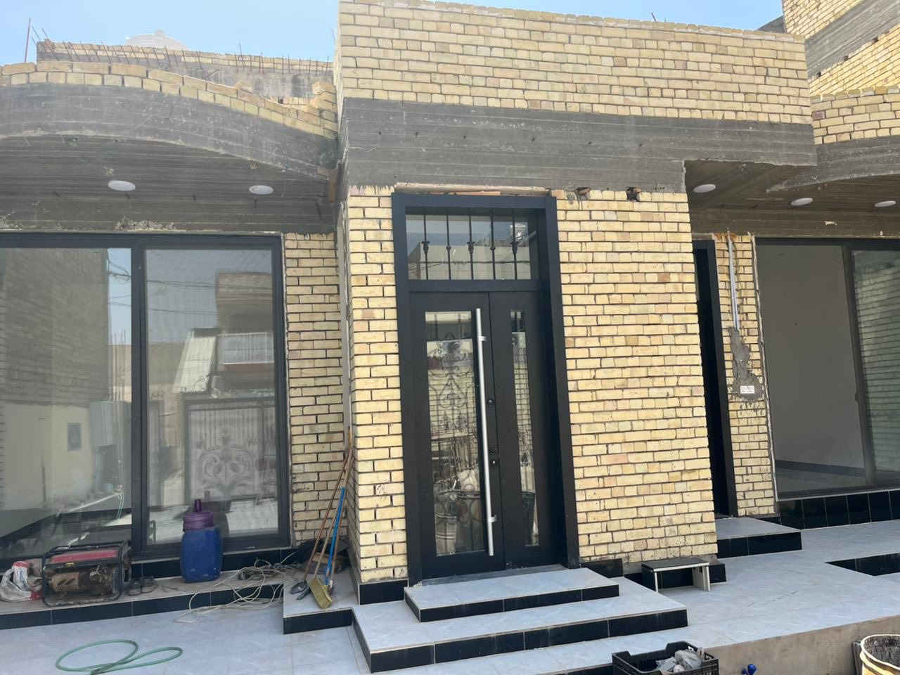 للايجار بيت طابق واحد 
مساحة 260 متر 
غرفة نوم + صالة + هول + مطبخ 
حديقة داخلية وحديقة خارجية وكراج 
صحيات عدد 2
مناور عدد 2
الموقع :  الحلة - الجمعية -
مجاور اعدادية حمورابي المهنية
للاستفسار التواصل على الواتساب
***********
