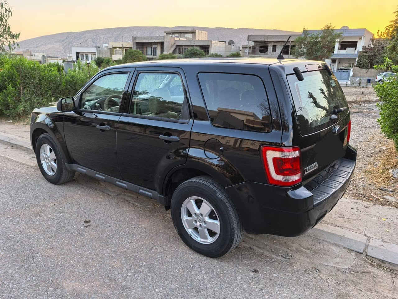 فۆرد ئیسکەیپ 2012 خلیجی نیڤا بێ بۆیاخ       بێ سارد                                                    چوار بستۆنی تاک اکسل                                   دیاریکردنی خێرای ABS    گێڕو مەکینەو تەبرید بە شەرت  مەکینەی نەکراوەتەوە   سەنەوی بەسەرچوە   117گەڵا قفڵ ***********  دەربەندیخان *********** دار بنديهكان, السليمانية
