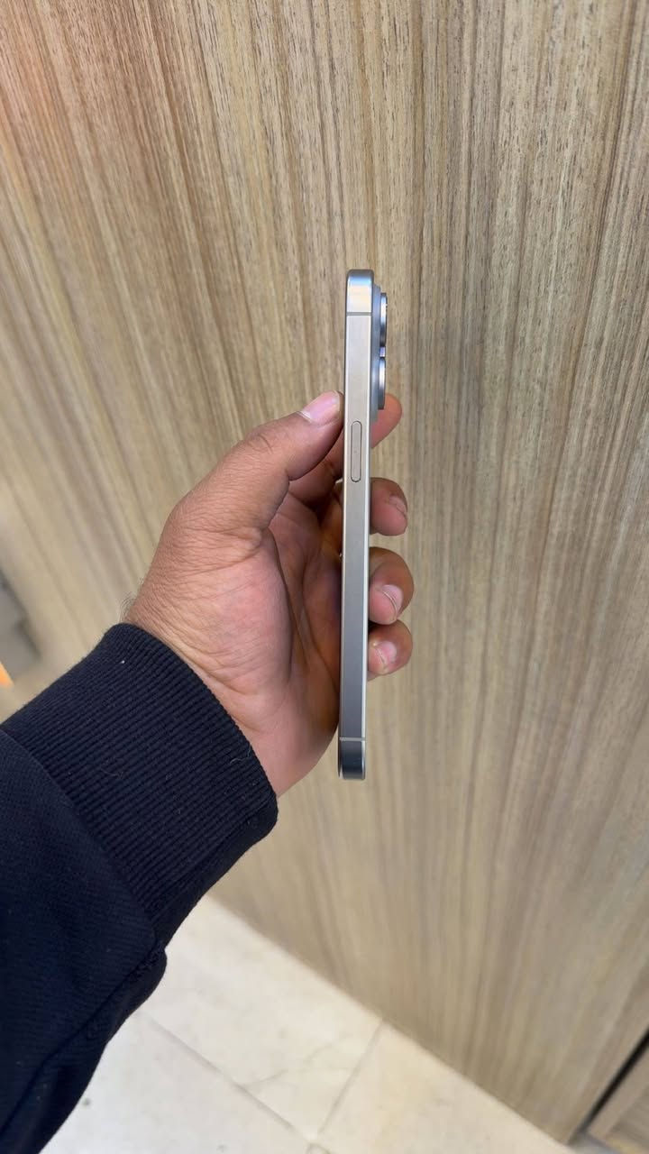 للبيع ايفون 15برو ماكس ذاكرة 256بطارية 91ماستر مبدل كامرة وبصمة الوجة واكفة السعر 750بيه مجال بسيط مكاني الكمالية ***********
