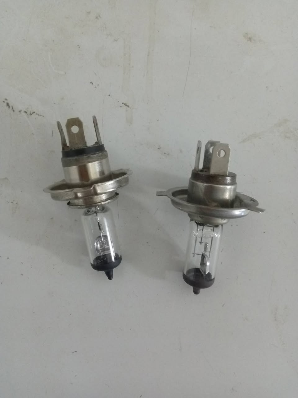 عندي زنون لون صفر يصطر ***********
