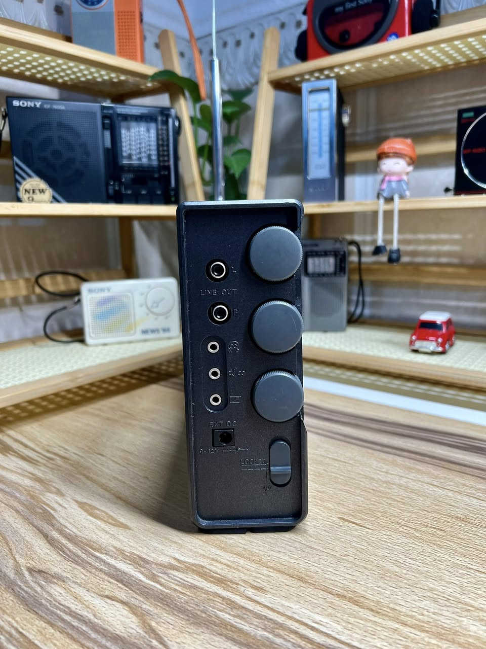 بعد اذن الآدمن
قطعة نادرة لهواة الراديو
Grundig Satellit 700
تحفة ألمانية أصلية من أساطير أجهزة الراديو العالمية مخصص للعشاق و لهواة الراديو 
يعد من أقوى وأدق الأجهزة التي صنعت في فئته
المواصفات:
-4 موجات كاملة: FM – AM – SW – LW
-يدعم SSB (ميزة احترافية لهواة الراديو)
-حساسية استقبال عالية جدًا
-شاشة رقمية LCD
-ذاكرة واسعة لحفظ المحطات
-إمكانية ربط هوائي خارجي
-صوت واضح وقوي
يعمل على بطاريات حجم كبير عدد ٤ او محولة خارجية مرفقة معه( الاصلية )
للحجز مراسلة الصفحة او مراسلة واتساب على الرقم ***********
#الجميع
#راديو
#راديو_قديم
#راديو_انتيك
#راديو_كلاسيك
#Vintage_Radio
#Antique_Radio
#انتيكات
#تحف_قديمة
#هواة_الانتيكات
#انتيكات_العراق
#بيع_وشراء_العراق
#للبيع
