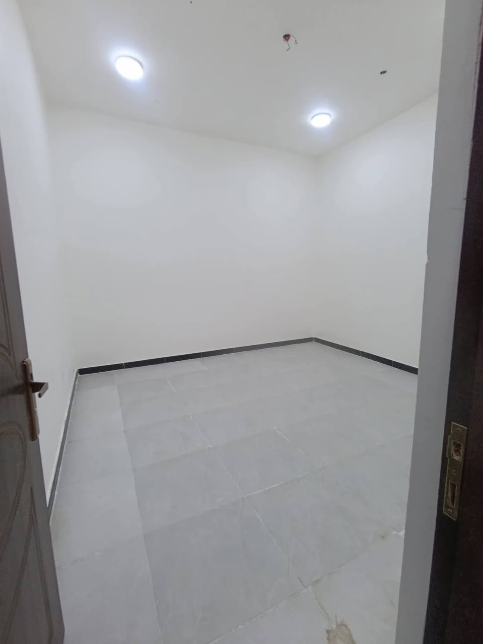 ♦️يعلن مكتب عقارات المسار
***********
عن دار للبيع 🏚️ 
في شط العرب باب االهوى 
♦️المساحة 190
♦️بناء درجة أولى بلوك + شارع البيت 10 متر تبليط
♦️يحتوي البيت ع غرفتين+ صاله +مطبخ + دوانيه + حمامات داخليه وخارجيه+ 

♦️السعر 99 وبي مجال 
للاستفسار اكثر اتصل  
***********
نستقبل عروضكم دور سكينه وقطع اراضي في شط العرب فقط
